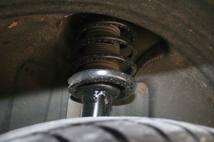 Mindkét oldalon új a hátsó rugó, nemrég tört el az egyik