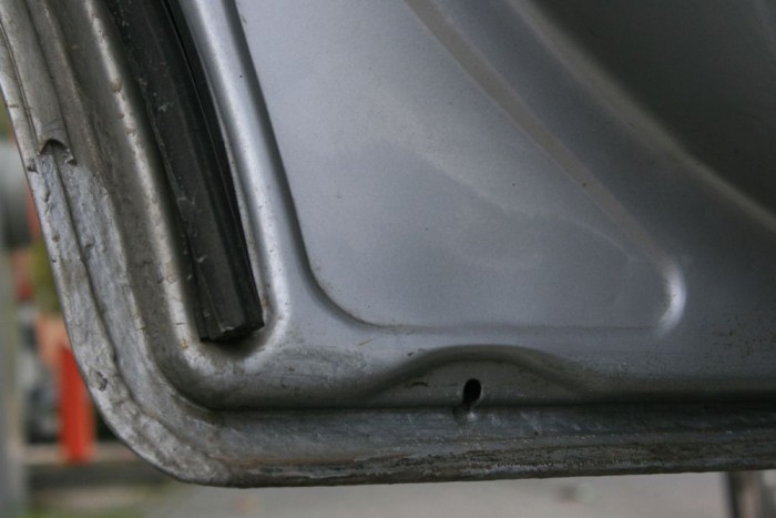 Ezen az autón is kezelni kellett a rozsdásodó ajtóéleket. Ez Mondeo-betegség