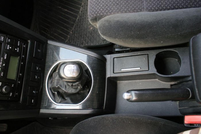 Alig van rakodóhely az utastérben. Nincs hová tenni egy pénztárcát vagy telefont