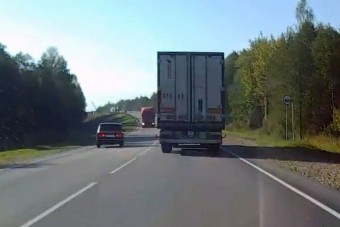 Amikor előzni kezd a gyenge Lada, annak mindig szörnyű a vége