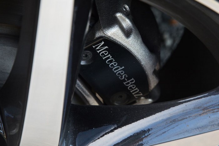 Vigyázat, tudathasadást okozhat! 14 | Vezess 17"-os féktárcsák, a féknyereg Mercedes-Benz felirattal.