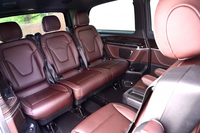 Vigyázat, tudathasadást okozhat! 10 | Vezess 7 személynek is szinte lakosztály, igazi tárgyalóbusz. A 220-as csatlakozót viszont hiányoltam.