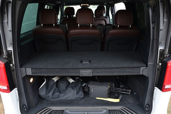 Vigyázat, tudathasadást okozhat! 11 | Vezess Két részre osztató a csomagtér.