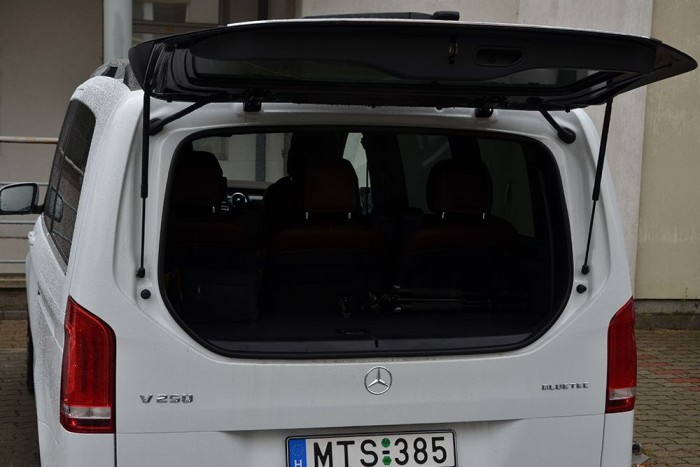 Vigyázat, tudathasadást okozhat! 12 | Vezess Nem muszáj az egész ajtót felnyitni.