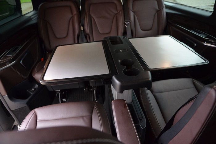 Vigyázat, tudathasadást okozhat! 18 | Vezess A kisasztal praktikus, viszont már öt személlyel kényelmetlen, és mozgatni sem túl egyszerű.