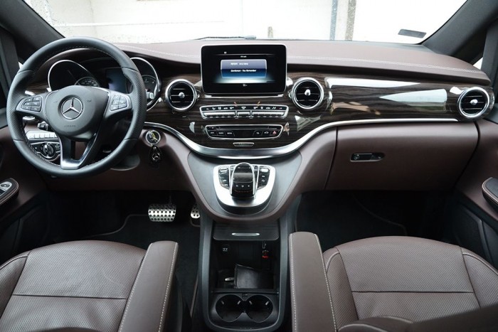 Vigyázat, tudathasadást okozhat! 8 | Vezess A C-osztály műszerfala köszön vissza.