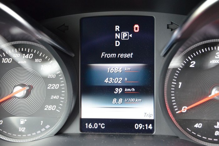 Vigyázat, tudathasadást okozhat! 15 | Vezess Egy apró baki. A piktogram szerint az üzemanyagtöltő-nyílás a jobb oldalon van, de a valóságban ez bal oldalon helyezkedik el.