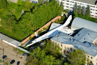 Hogy kerül egy  szuperszonikus repülő a hátsó kertbe?