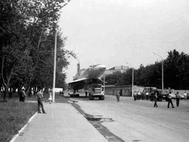 Hogy kerül egy  szuperszonikus repülő a hátsó kertbe? 10