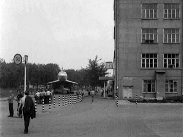 Hogy kerül egy  szuperszonikus repülő a hátsó kertbe? 11