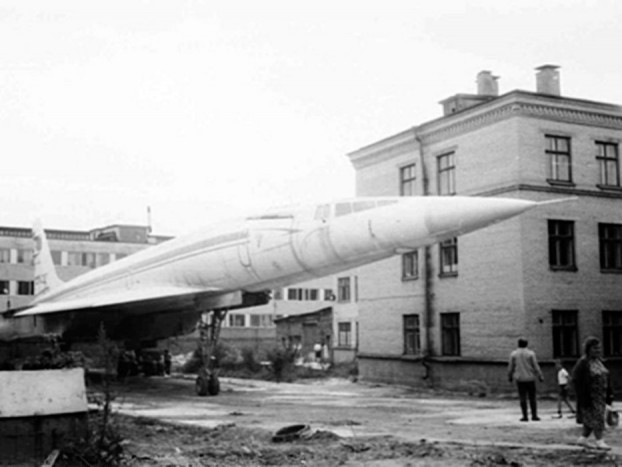 Hogy kerül egy  szuperszonikus repülő a hátsó kertbe? 13