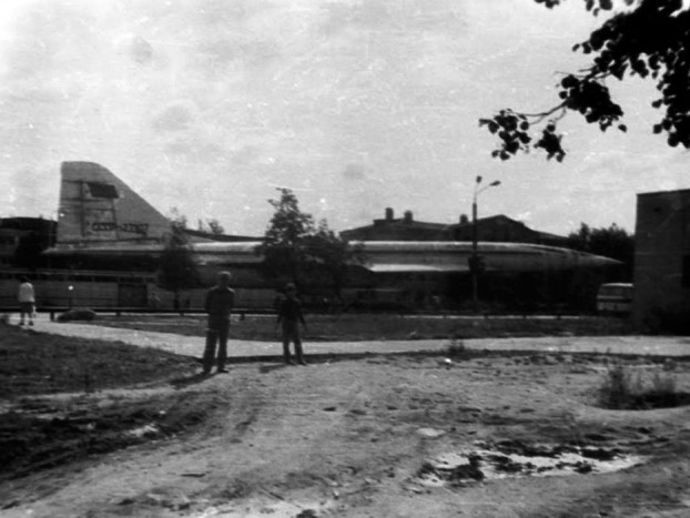 Hogy kerül egy  szuperszonikus repülő a hátsó kertbe? 12