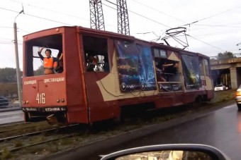 Bulivillamos, vonagló lányokkal