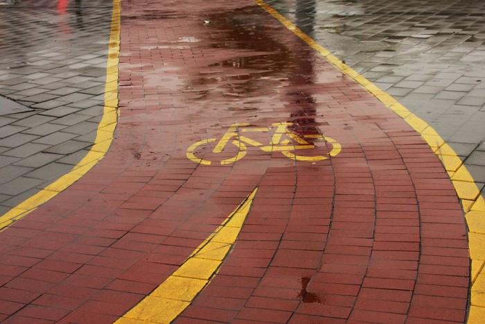 Így éld túl az esőt! 10 | Vezess Kanyarokban, csúszós felületeken tekerjünk lassabban, óvatosan