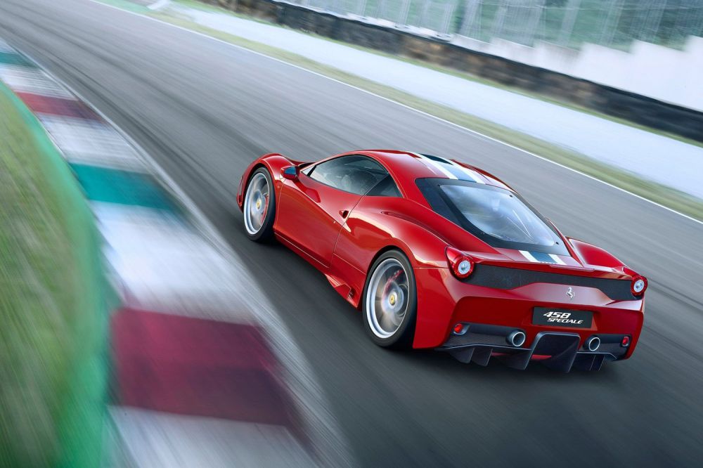 2. Ferrari 458 Italia, 871 db (+3%). A világ legnagyobb literteljesítményű szívómotorja van a 458 Italiában. A 4,5 literes nyolchengeres 570 lóerős (126,7 lóerő/liter), a Speciale motorja 605, ami fajlagosan 134 lóerő/liter. Utóbbi 3 mp alatt tép százra és 325-ig űzhető
