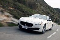 4. Maserati Quattroporte, 423 db (+184%). Az összkerékhajtás, a 275 lóerős dízelmotor és a turbós V6 valamint az elődénél sokkal kulturáltabb automatikus váltó megpezsdítette az eladásokat. A csúcsmodellben 3,8 literes V8 két turbóval 530 lóerős. 100-ra 4,7 mp alatt söpör fel a mutató, az óra 307-nél akad ki