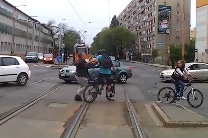 Autós rángatott bringást Budapesten