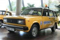 Súlya és 65 lóerős motorja miatt a kocka Lada kombival el is lehetett vontatni a meghibásodott autókat, amire elődje, a Trabant 601 Universal nem volt képes