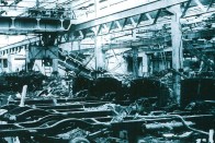 Ez a Győri Wagon- és Gépgyár lebombázott üzeme, a második világháború vége felé jár. Az ország 1938-as vagyonának 40 százaléka megsemmisült a világégésben