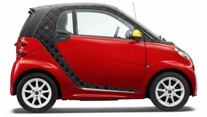 Fehér felnik, sárga tükörházak, piros fényezés és fekete, Miki egér-mintás fóliázás: mindenre gondoltak az alkotók. 