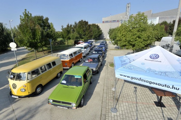 Családi program: hamarosan VW-találkozó a Ringen 37 Hamar szétszakadt a mezőny: az automata váltós I-es Golfot nem volt szabad 3500 fölé pörgetni, a T1-es Transporternek pedig eleve túl nagy kihívás már a 100-as tempó is a sztrádán