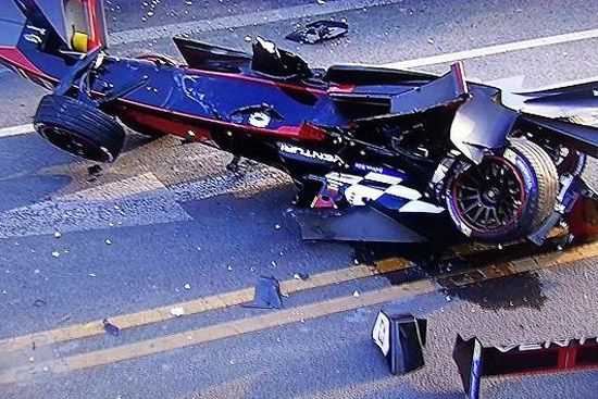 Döbbenetes balesettel indult a villany-F1