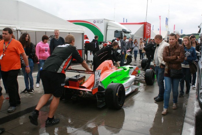 Esőben csapatott a Red Bull a Hungaroringen 7 | Vezess Esőben csapatott a Red Bull a Hungaroringen 7