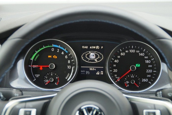 Vicces egy sport(os)kocsitól: a legkisebb műszer a fordulatszámmérő (balra lent)