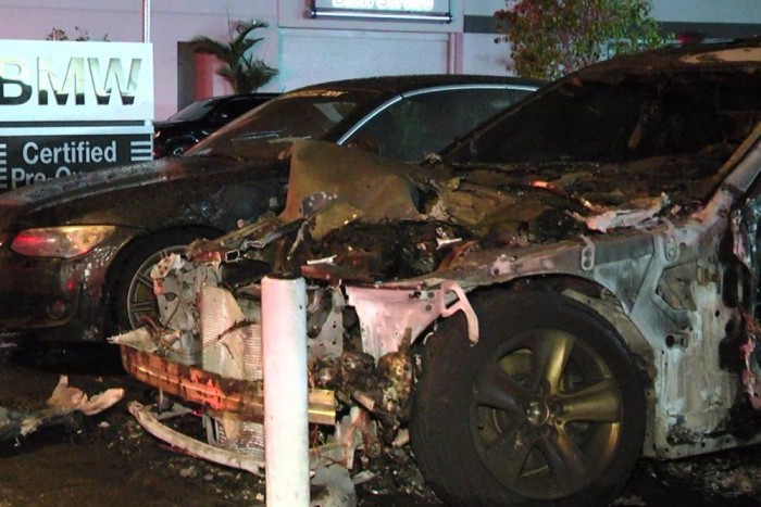 Luxusautókat gyújtottak fel, több tízmilliós kár 6 | Vezess Luxusautókat gyújtottak fel, több tízmilliós kár 6