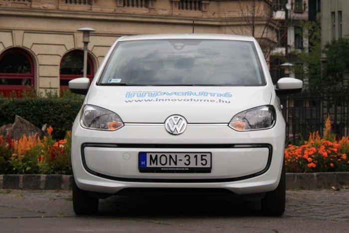 Sokba kerül olcsón autózni 4 Csendben száguld. Az elektromos autók jelenlegi hatótávja csak városi autózáshoz felel meg, de Budapesten a füstmentes e-Up lehengerlően jó volt