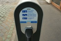 Egyelőre díjmentesen tankolhatnak az elektromos autók és a töltés idejére nem kell parkolódíjat sem fizetni