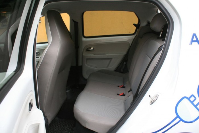 Hátul is kellően tágas az autó, legalábbis a hasonló méretű városi minikhez mérten