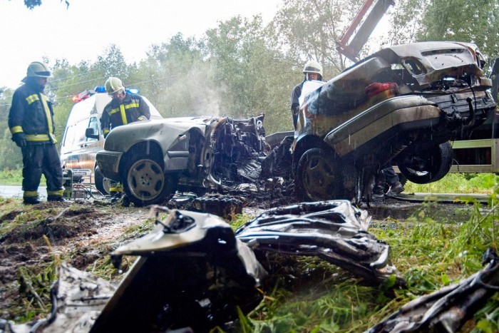 A nap képe – kiégett egy Mercedes a 82-esen 2 A nap képe – kiégett egy Mercedes a 82-esen 2