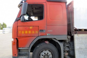 Botjával verte be a kamion ablakát a nyugdíjas