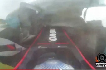 Lebontotta a gumifalat a volt F1-es pilóta