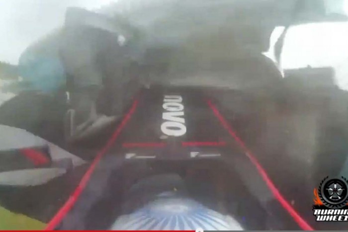 Lebontotta a gumifalat a volt F1-es pilóta