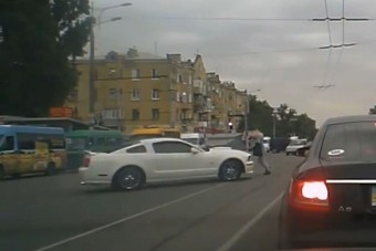 Egy újabb idióta akinek roller való, nem Mustang