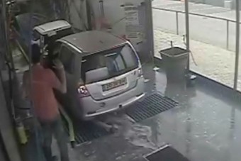 Pánik és baleset az autómosóban