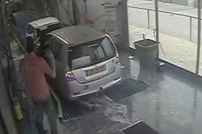 Pánik és baleset az autómosóban