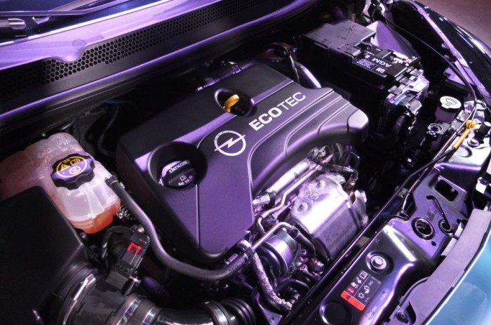 Exkluzív hazai randevú az új Opel Corsával 5 A szentgotthárdi üzemben gyártott háromhengeres turbós benzinmotor 95 és 115 lóerős kivitelben lesz elérhető