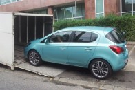 Így érkezett a bemutatóra a friss Opel Corsa, aminek világpremiere október elején lesz, a Párizsi Autószalonon