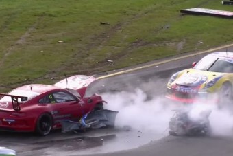 Kiszakadt szívű Porsche a versenypályán