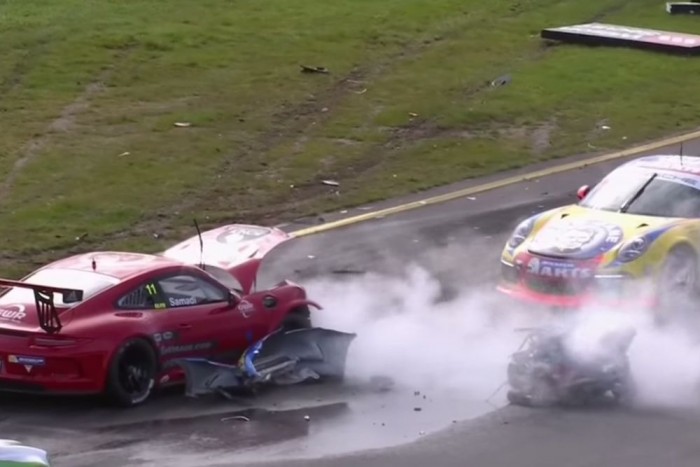 Kiszakadt szívű Porsche a versenypályán