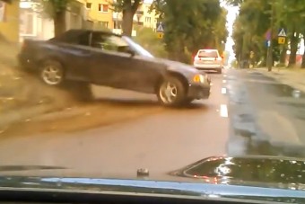 Kemény leckét kapott a vagánykodó BMW-s