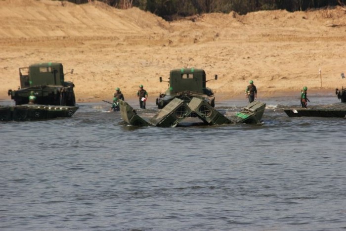 Így kelnek át az oroszok a folyón 8