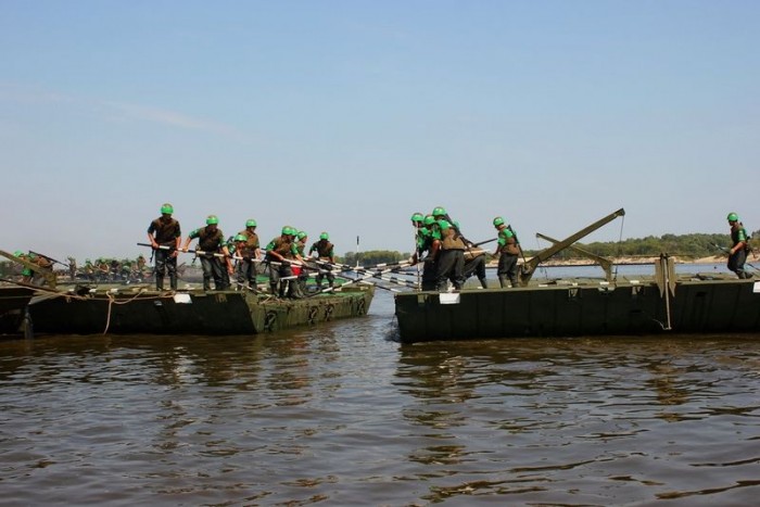 Így kelnek át az oroszok a folyón 6