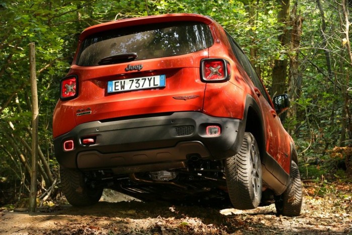 Amikor az olaszok dzsipet készítenek 2 Egyáltalán nem hozza zavarba a Trailhawk 4x4 Low kivitelt, hogy egy kereke a levegőbe emelkedett, mert így is képes továbbhaladni. Ahhoz, hogy még egy kerék ne érjen talajt, legalább 20,5 centivel kell elemelkednie a hátsó keréknek a földtől. Alul középen jól látszik a hátsó differenciálmű fémszínű háza