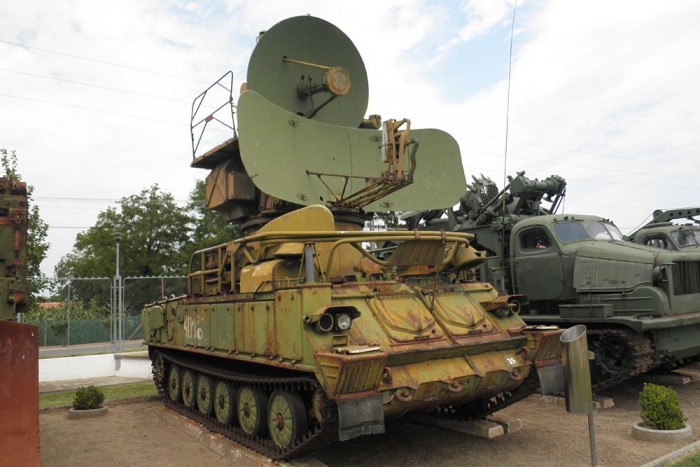 Top 10: A legfurcsább magyar katonai járművek 8 4.: 1S91 rávezető radar - Láctalpas karácsonyfa, amely az ellenség repülőire volt veszélyes. A díszes radarfeltétes járgány a szovjet KUB rendszer egyik alapeleme. Célja a támadó gépek bemérése, majd a kilőtt rakéta célra vezetése volt. Kinézetet ellenére roppant mozgékony és hatékony szerkezet volt, amely egészen a dél-szláv háborúig rettegett szerkezet volt.