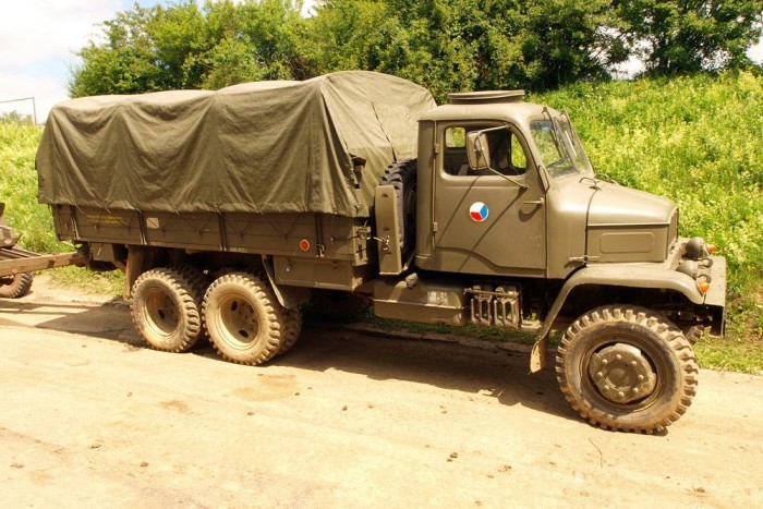 6.:Praga teherautó - A háromtengelyes, 6x6-os Csehszlovák járgány idétlen, tömpe orra miatt került be a listába. 7,4 literes, 70 kW-os motor hajtotta, amellyel a 60 km/órás álomhatárt még éppen át tudta lépni. Igazán gazdaságos járgány volt, nagyjából 32 litert evett százon. 
