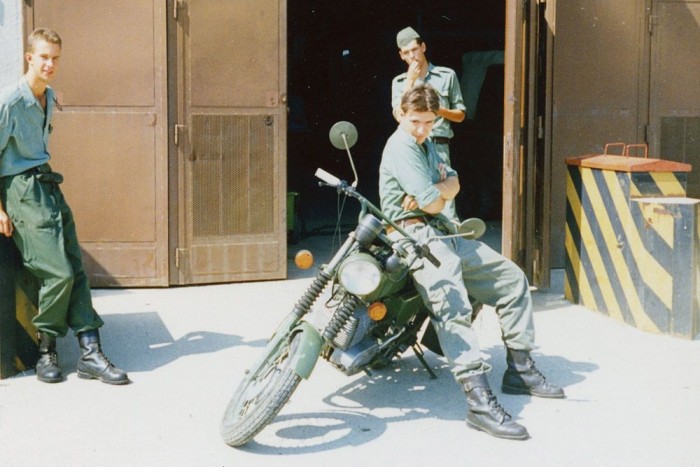 9.: ETZ 250 - Harci motorról a francia háborús filmekben menetrendszerűen póruljáró oldalkocsis német motorosok képe ugorhat be elsőre. Pedig a hazai állományban is volt mattzöldre kent MZ. Harcértéke csekély, és terepen sem lehet túl ütőképes.
